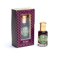 Aromatische parfumolie Patchouli in glazen flesje. Deze rijk geurende olie is fijn in gebruik en van de allerhoogste kwaliteit. Ideaal om cadeau te geven of te gebruiken om jezelf te verwennen. Een kleine druppel van deze olie is genoeg om het parfum de hele dag te ruiken. De parfumolie kan bijvoorbeeld worden aangebracht op plekken waar de geur makkelijk opgenomen kan worden door de huid, zoals in de nek of aan de binnenkant van de pols. De geuroliën van Song of India zijn gegarandeerd zuiver en vrij van alcohol.