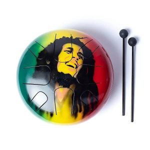 Kleurrijke metalen tongendrum met afbeelding van Bob Marley op rood-geel-groene achtergrond. Deze tongue drum wordt geleverd inclusief stokken, maar kan ook met de handen bespeeld worden. Dit bijzondere muziekinstrument is makkelijk te bespelen en geeft een prachtig geluid.