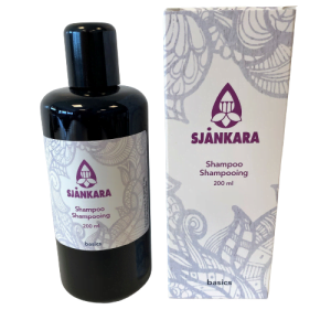 Vloeibare shampoo van het merk Sjankara. Deze natuurlijke shampoo is niet geparfumeerd en dus 100% geurvrij. Er kan eventueel tot 5% etherische olie aan de shampoo worden toegevoegd.